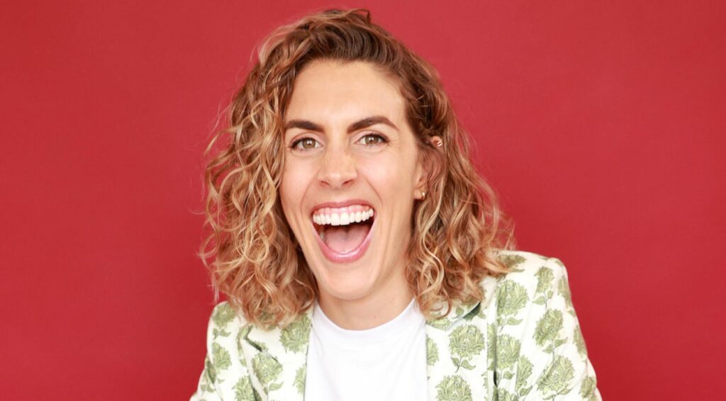 Musical comedian Meg Buzza, die in 2022 bijna immobiel was, staat nu op het podium in Amsterdam