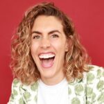 Musical comedian Meg Buzza, die in 2022 bijna immobiel was, staat nu op het podium in Amsterdam