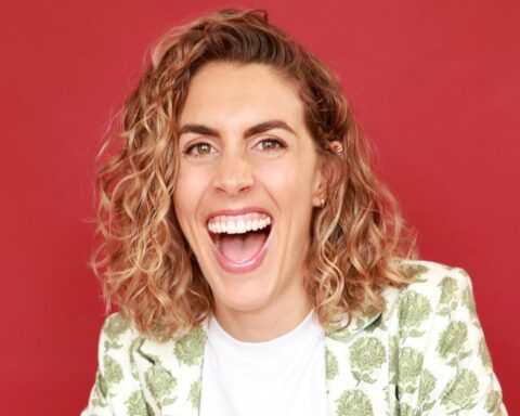 Musical comedian Meg Buzza, die in 2022 bijna immobiel was, staat nu op het podium in Amsterdam
