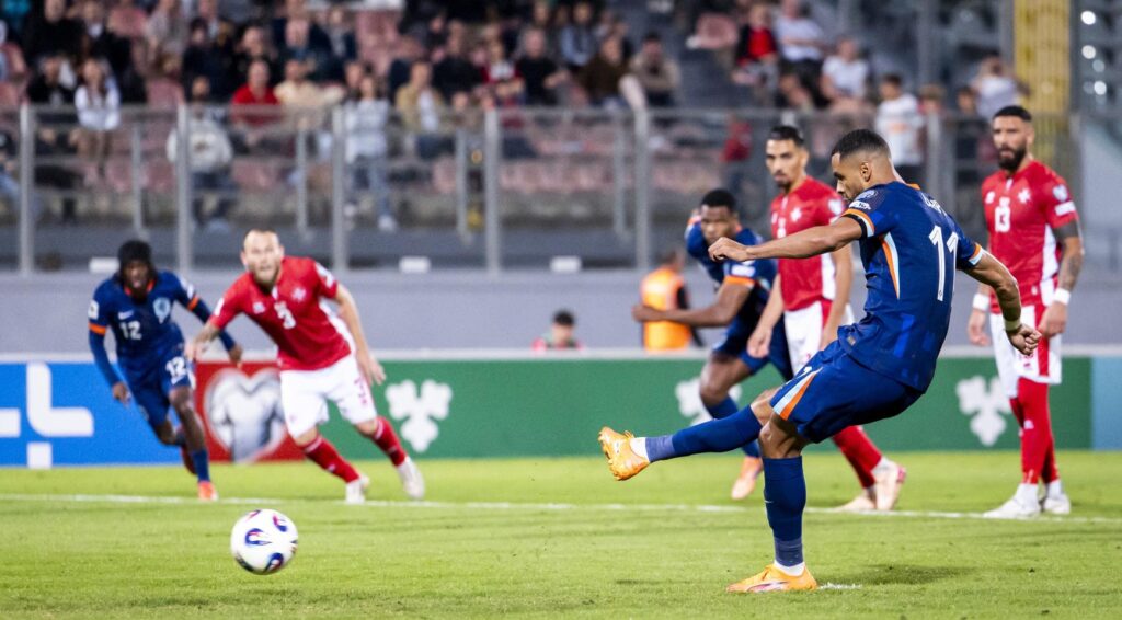 Nederland verslaat Malta met 4-0 in WK-kwalificatiewedstrijd ondanks teleurstellende prestatie