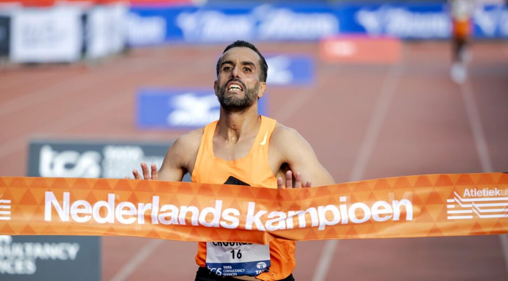 Nederlandse hardlopers winnen nationale marathontitels terwijl Keniaan nieuw record in Amsterdam vestigt