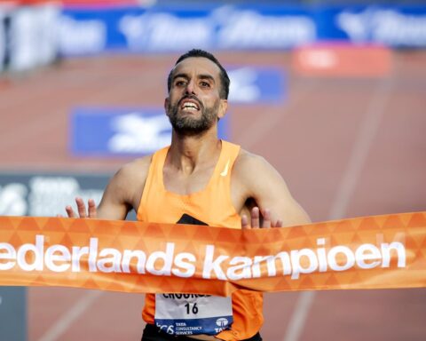 Nederlandse hardlopers winnen nationale marathontitels terwijl Keniaan nieuw record in Amsterdam vestigt