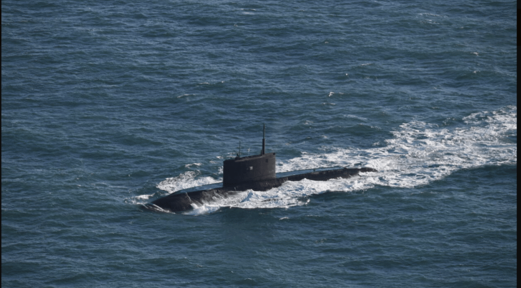 Nederlandse marine escorteert beschadigde Russische onderzeeër door de Noordzee