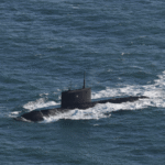 Nederlandse marine escorteert beschadigde Russische onderzeeër door de Noordzee