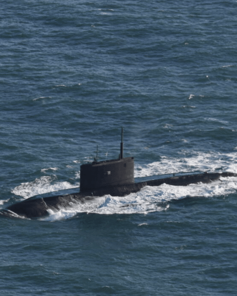 Nederlandse marine escorteert beschadigde Russische onderzeeër door de Noordzee