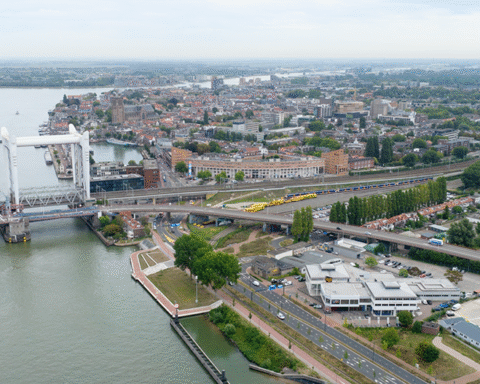 Nieuwe locatie voor busremise bevestigd: akkoord over woningbouw Maasterras in Dordrecht