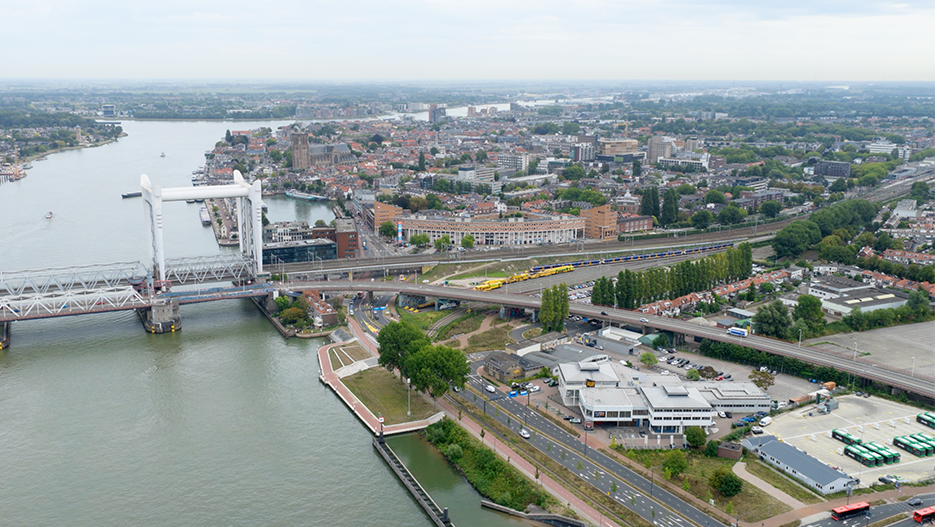 Nieuwe locatie voor busremise bevestigd: akkoord over woningbouw Maasterras in Dordrecht