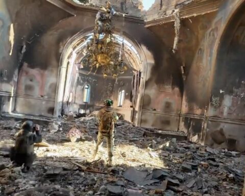 Oekraïense soldaten schieten Russische drone neer boven het hoofd van Nederlandse fotograaf