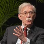 Oud-veiligheidsadviseur Bolton aangeklaagd: 'Trump wilde al jaren van hem af'