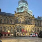 Paleis op de Dam in Amsterdam besmeurd met rode verf en anti-Israël leuzen