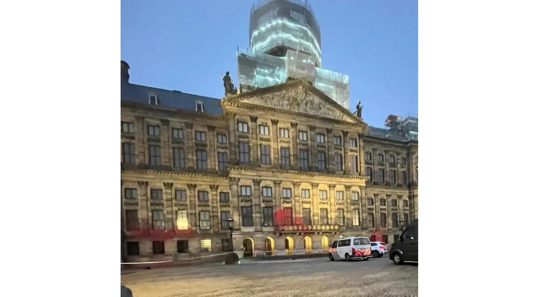 Paleis op de Dam in Amsterdam besmeurd met rode verf en anti-Israël leuzen