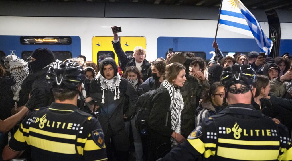 Politie arresteert 205 mensen tijdens pro-Gaza-protest bij centraal station Den Haag