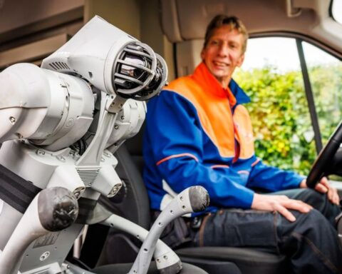 PostNL test robothond als ondersteuning bij pakketbezorging in Leerdam