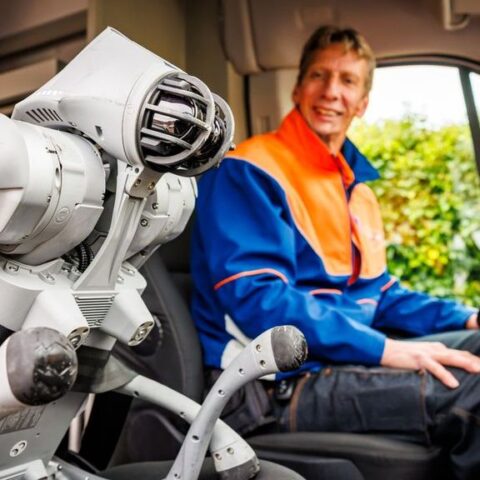 PostNL test robothond als ondersteuning bij pakketbezorging in Leerdam