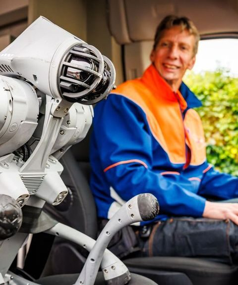 PostNL test robothond als ondersteuning bij pakketbezorging in Leerdam