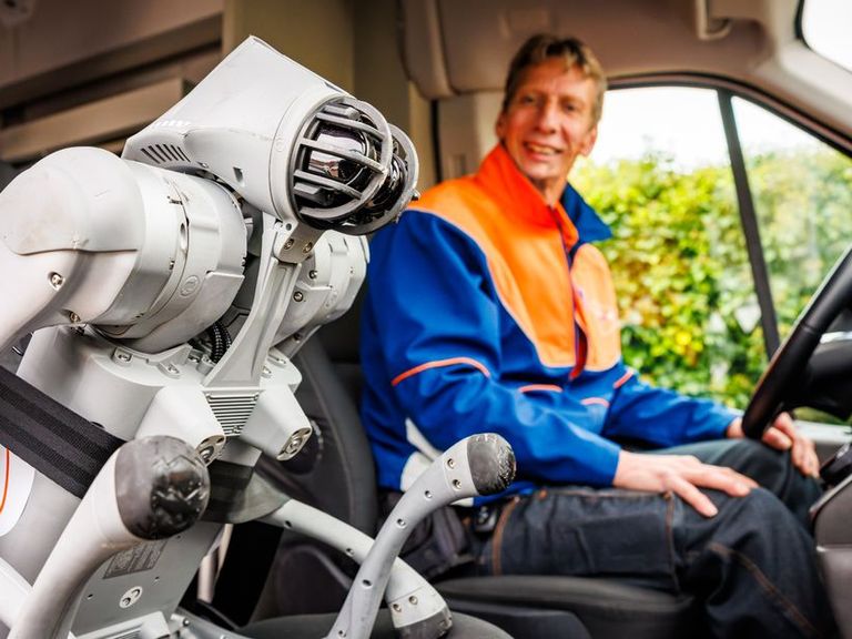 PostNL test robothond als ondersteuning bij pakketbezorging in Leerdam