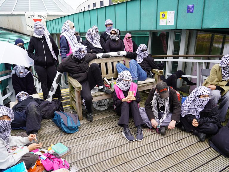 Protestactie van studenten op Radboud Universiteit in Nijmegen veroorzaakt levensgevaarlijke situatie