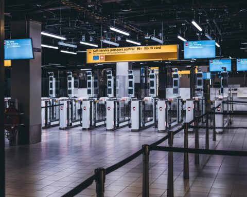 Schiphol voegt 200 medewerkers toe voor soepele invoering nieuw EU in- en uitstapsysteem