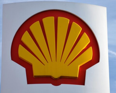 Shell и ING объявляют о выкупе акций на миллиарды евро, несмотря на критику