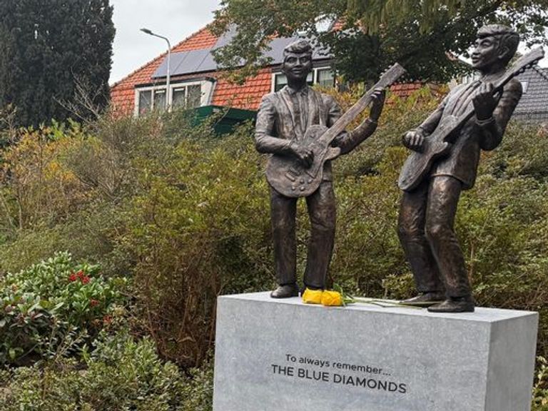 Standbeeld onthuld voor The Blue Diamonds in Driebergen ter gelegenheid van hun 65 jaar geleden wereldhit