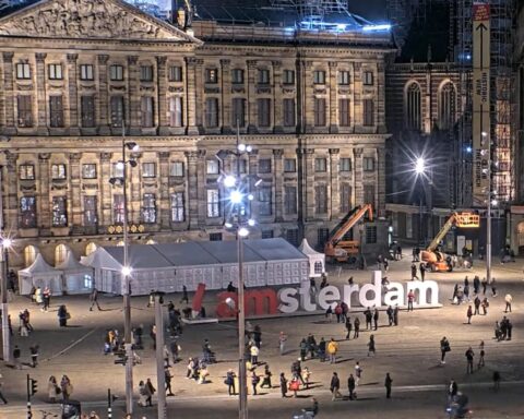 Stembureaus raken drukker nu de werkdag eindigt en de regen begint