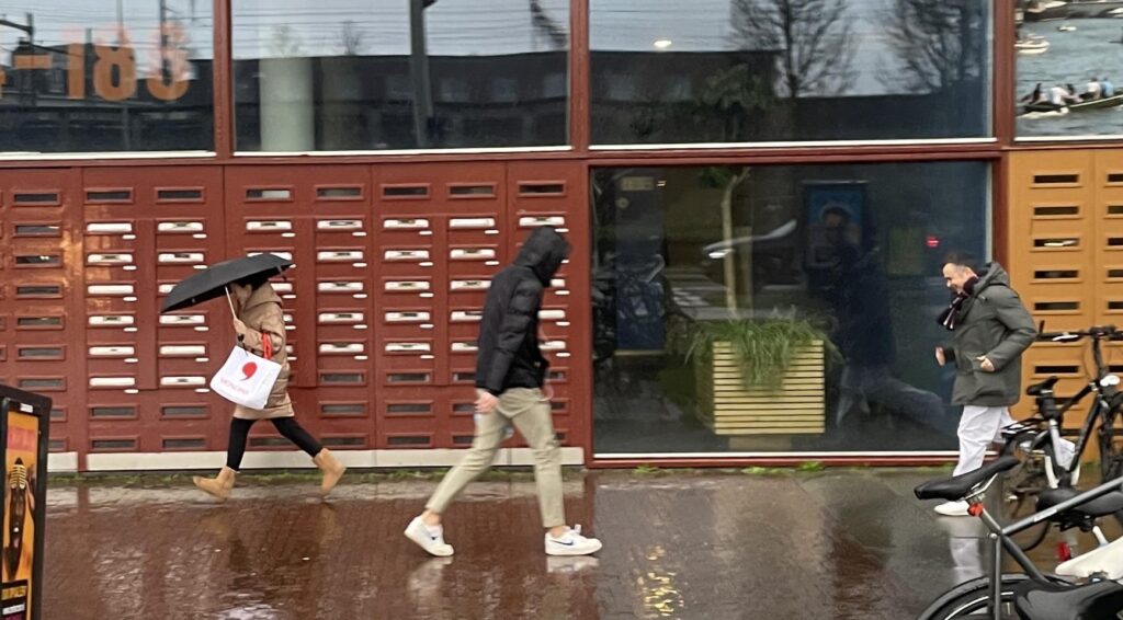 Sterke wind veroorzaakt code geel stormwaarschuwing vanaf donderdag met windstoten tot 100 km/h