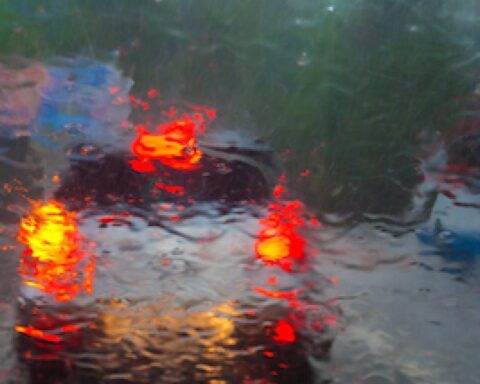 Storm Amy cancelt ongeveer 150 vluchten op Schiphol en verstoort wegen in Nederland