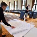 Studenten ondersteunen democratie en ontvangen beloning in stembureau