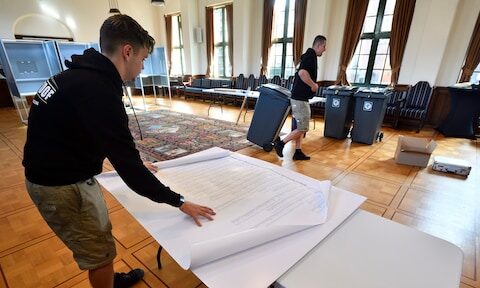 Studenten ondersteunen democratie en ontvangen beloning in stembureau