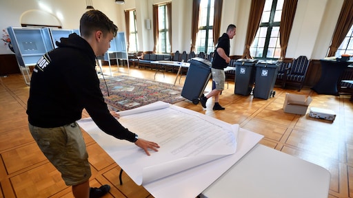 Studenten ondersteunen democratie en ontvangen beloning in stembureau