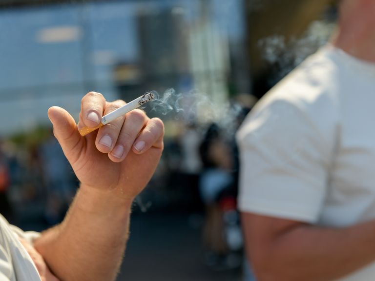 Tabakscontrole op tankstations leidt tot stijgende agressie bij personeel