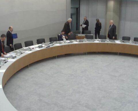 Tiener veroordeeld voor steekdreiging in Tweede Kamer; voorkomt extra gevangenisstraf