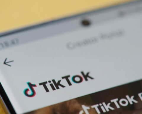 TikTok vergroot bereik van extreem-rechts voor winst; neonazi's rekruteren tieners op Telegram