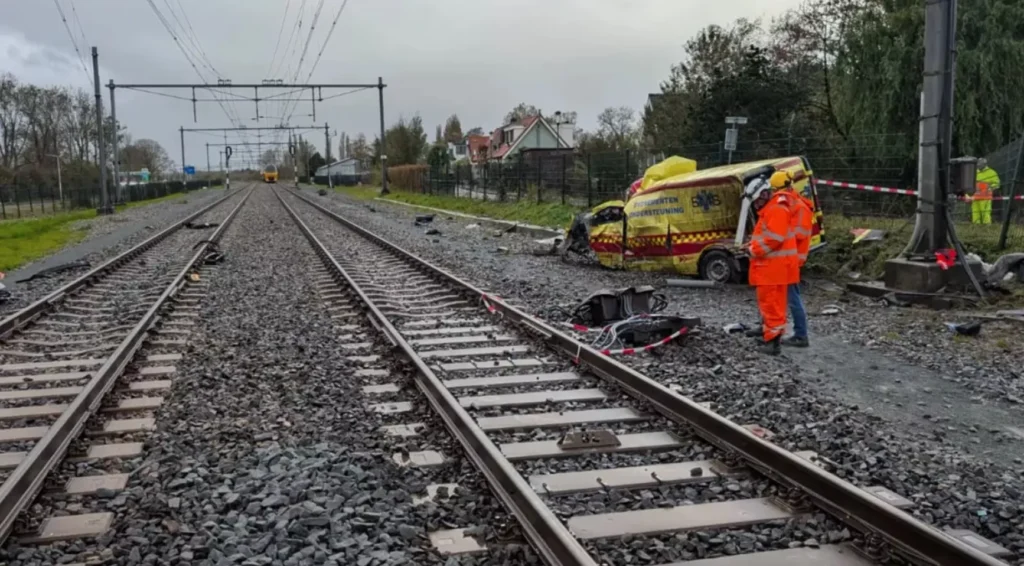 Trein botst op ambulance; treinverkeer tussen Amsterdam en Haarlem ernstig verstoord