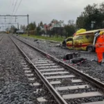 Trein botst op ambulance; treinverkeer tussen Amsterdam en Haarlem ernstig verstoord