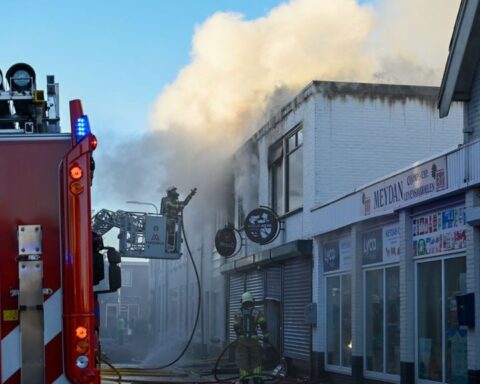 Turks restaurant in Almelo verwoest door brand, bovenwoningen ook beschadigd