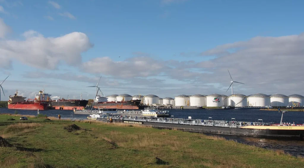 Twee vermisten na aanvaring die boot in Amsterdamse haven laat zinken