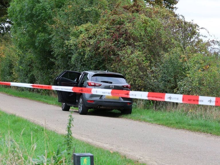 Vader en dochter arrestat na ontdekking van dode man in auto in Boxmeer