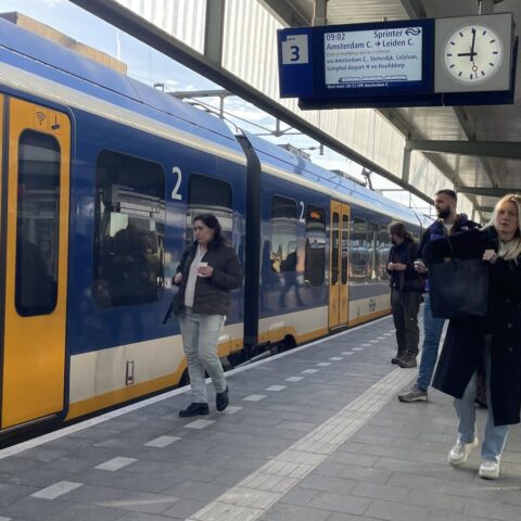 Veel treinen geannuleerd in 5 grootste Nederlandse steden op dinsdag door tekort aan verkeersleiders