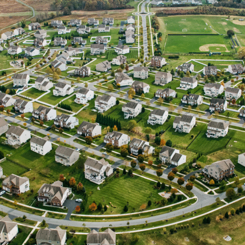 Vervoersarmoede als gevolg van ondoordachte woningbouw aan stadsranden, waarschuwt Goudappel