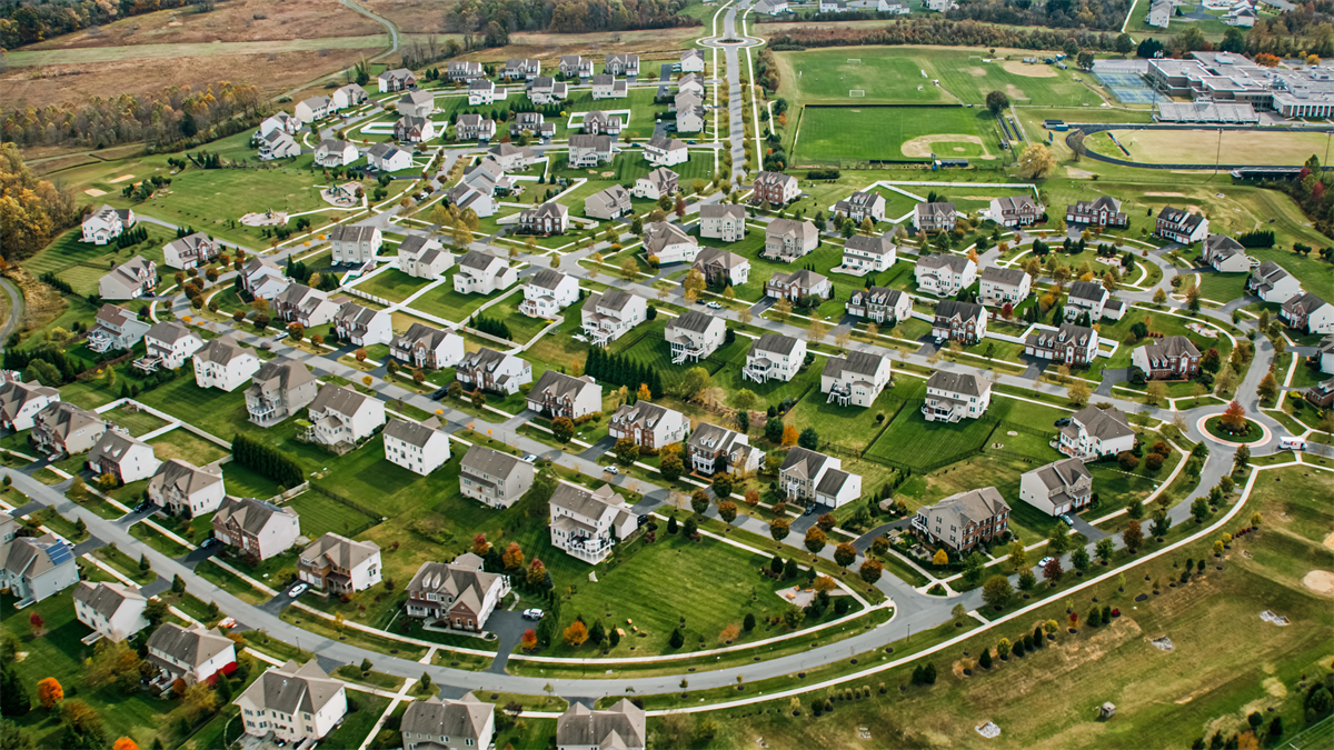 Vervoersarmoede als gevolg van ondoordachte woningbouw aan stadsranden, waarschuwt Goudappel