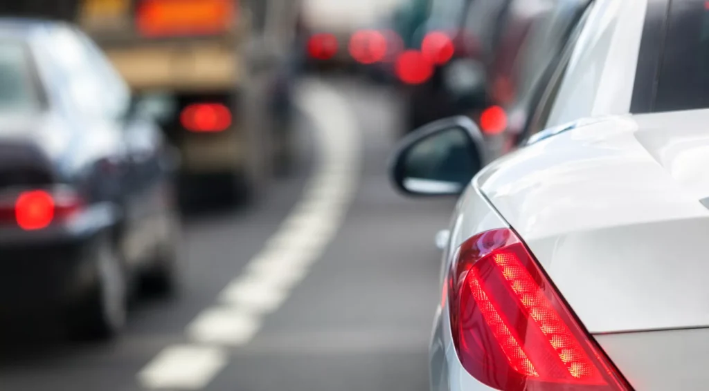 Verzekeraar verwacht 13% stijging in auto-ongevallen na de wintertijdwijziging