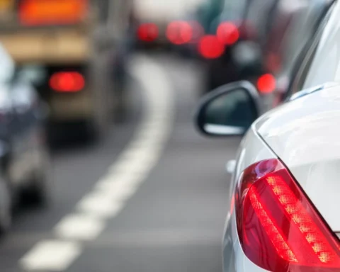 Verzekeraar verwacht 13% stijging in auto-ongevallen na de wintertijdwijziging