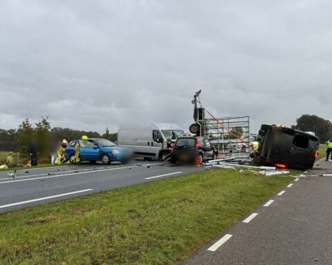 Vijf voertuigen betrokken bij ongeval op N348 in Overijssel, vier gewonden, drie in kritieke toestand