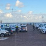 Vijftig auto's beschadigd op parkeerplaats bij veerhaven Den Helder, twee verdachten aangehouden