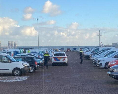 Vijftig auto's beschadigd op parkeerplaats bij veerhaven Den Helder, twee verdachten aangehouden