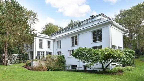 Villa van uitvinder van corona-verdelger te koop voor 3,485 miljoen euro in Wassenaar