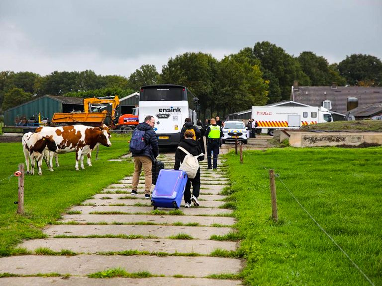Vrachtwagen trekt bovenleiding los bij Teuge, trein gestranded tussen Apeldoorn en Deventer