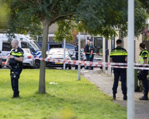 Vrouw overleden in woning Zaandam; politie zoekt man als potentiële verdachte