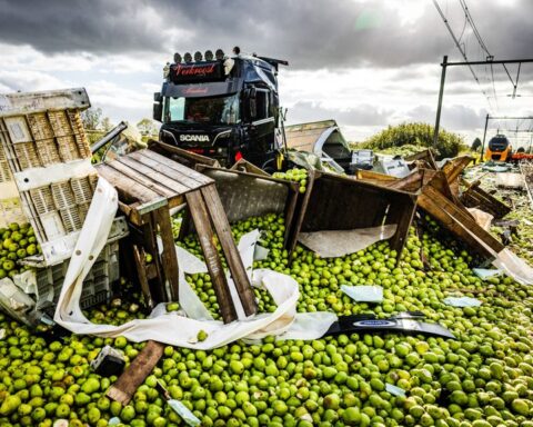 Waarschuwing voor truckers na treinongeluk in Meteren: 'Rijd door de slagbomen'